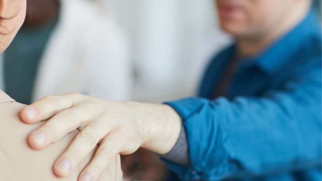 寄り添って肩に手を置く人のクローズアップ