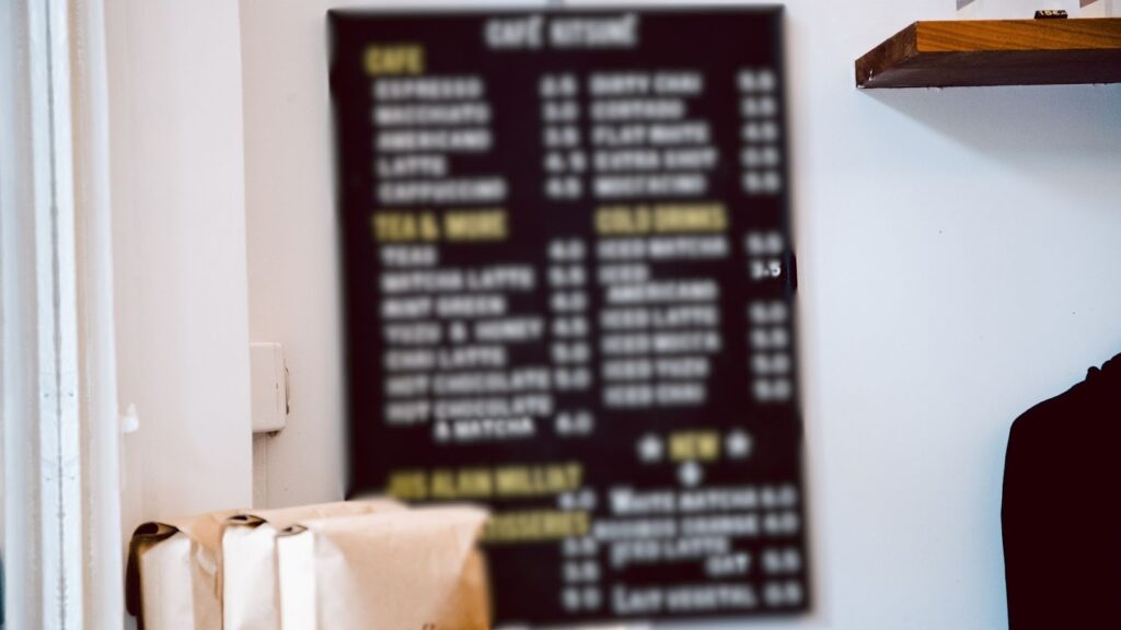 カフェのメニューボードがぼやけて見えている様子。