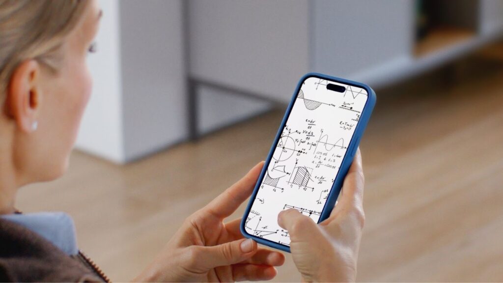 スマートフォンで数式を見ている人。