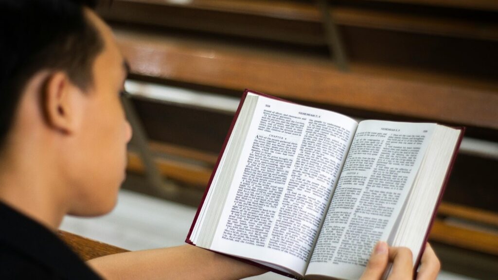 開いた本を読んでいる男性の横顔。